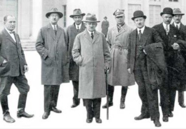 Prezes Stanisław Wachowiak (czwarty od lewej) z ministrem...
