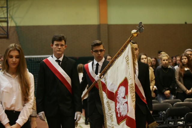 Dzień Nauczyciela już niedługo. Każdego roku w październiku obchodzimy Dzień Nauczyciela. KIEDY JEST DZIEŃ NAUCZYCIELA? Jakie złożyć życzenia na DZIEŃ NAUCZYCIELA? Sprawdź, najlepsze wierszyki na DZIEŃ NAUCZYCIELA. Nauczyciele to bardzo ważne osoby, które wpływają na rozwój uczniów oraz poszerzanie ich horyzontów. DZIEŃ NAUCZYCIELA 14.10.2017. Dzień Nauczyciela to także Dzień Edukacji Narodowej.