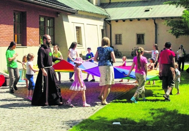 Rodziny zagrożone bezdomnością starają się budować relacje