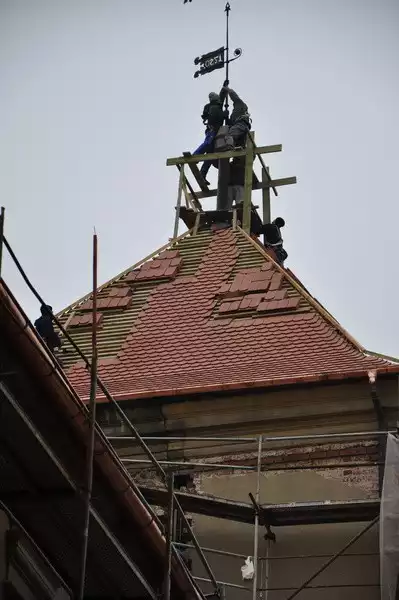 W czasie zdejmowania iglicy z wieży zamkowej okazało się, iż prawdopodobnie w czasie wojny została ostrzelana, widać bowiem było na niej ślady po kulach