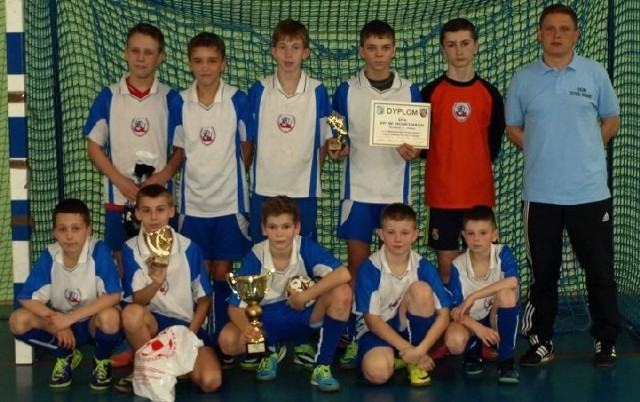 	Zwycięska drużyna Szkoły Podstawowej imienia Orląt Lwowskich w Sitkówce-Nowinach. 	