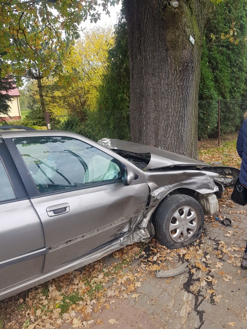 Wojnicz. Wypadek forda z peugeotem na ulicy Krakowskiej. Jeden z samochodów zatrzymał się na przydrożnym drzewie [ZDJĘCIA]