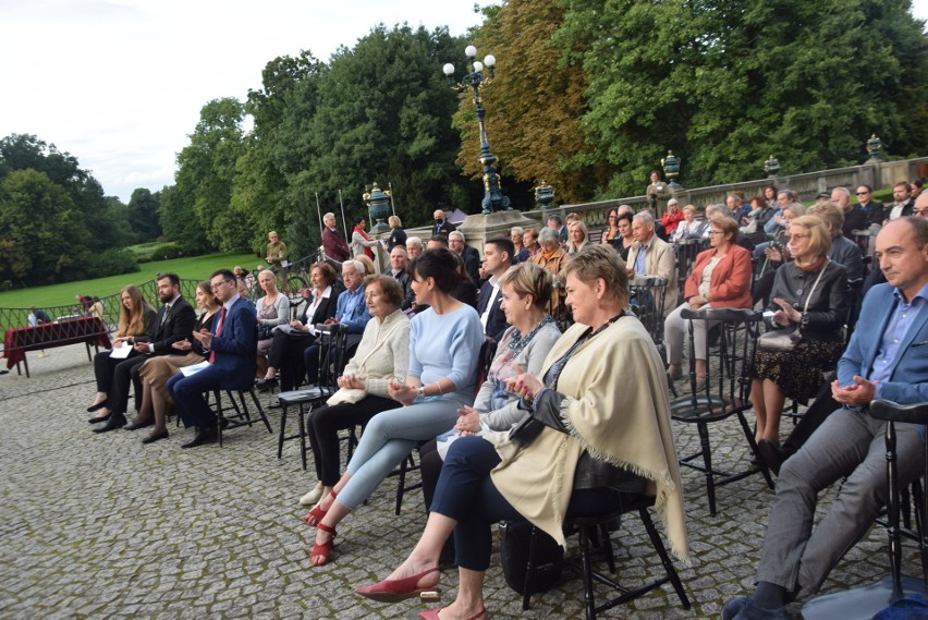 Koncert na tarasach zamkowych w Pszczynie. Zgrał Zespół...