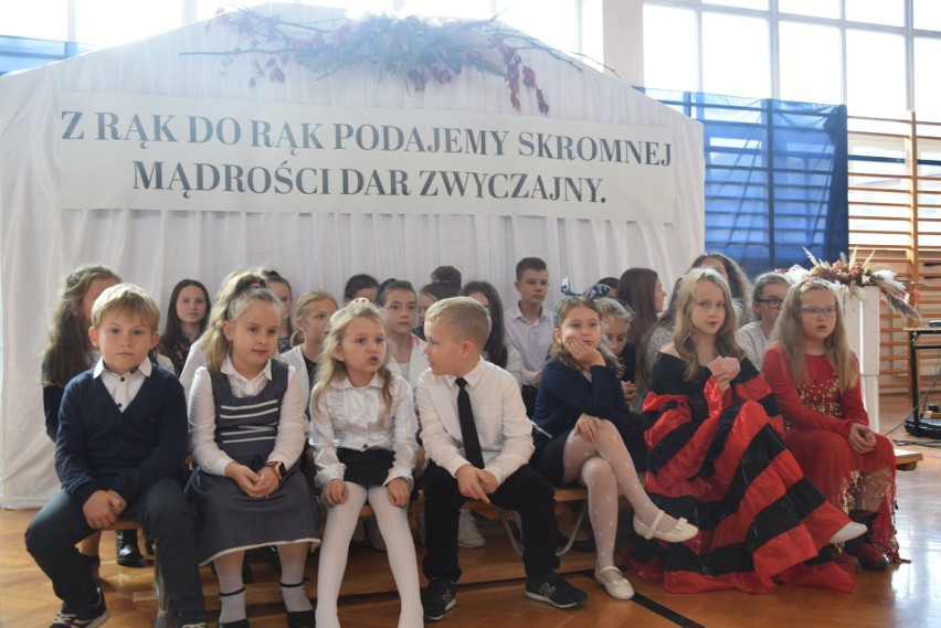 Obchody Dnia Edukacji Narodowej w Zespole Placówek Oświatowych w Koprzywnicy. Kto otrzymał nagrodę burmistrza? Zobaczcie zdjęcia 