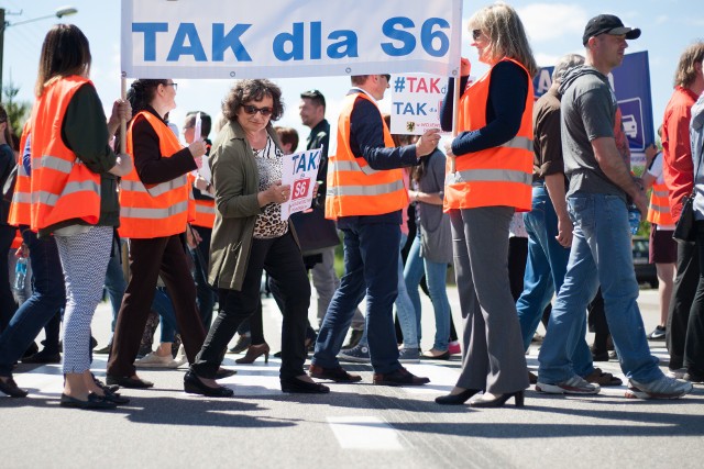 W maju protestowano przeciwko decyzjom resortu budownictwa w sprawie S6. Blokowano dk 21, m.in. w Darżynie.