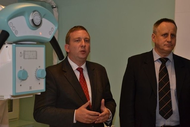 Starosta Michał Jędrys i dyrektor szpitala Andrzej Jarzębowski podczas uroczystego oddania do użytku nowoczesnego aparatu rentgenowskiego. 