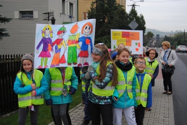 Trzecioklasiści z Chełmka promowali noszenie odblasków