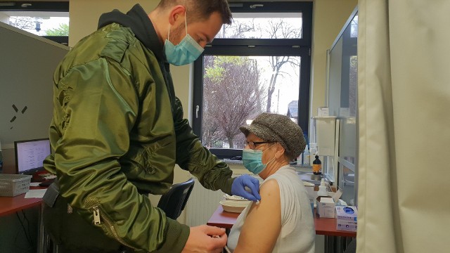 W punkcie w Strzelcach Opolskich szczepi się obecnie po 300 osób dziennie.