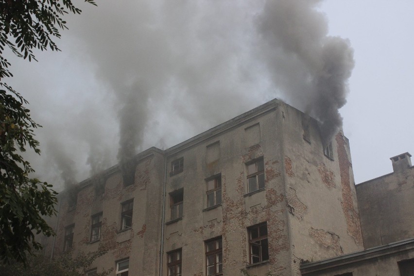 Pożar na Łąkowej. Kolejny raz płonął budynek przeznaczony do rozbiórki [ZDJĘCIA+FILM]