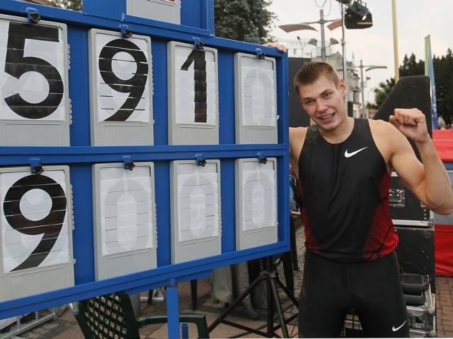 Paweł Wojciechowski cieszy się z nowego rekordu Polski, który pobił podczas dzisiejszego mitingu