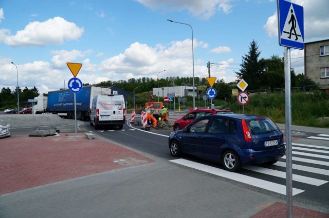 Przebudowa ulicy Gdyńskiej od granic Poznania do zjazdu do Centralnej Oczyszczalni Ścieków oraz Poznańskiej na odcinku od Piaskowej do Gdyńskiej – obie inwestycje prowadzone na terenie miejscowości Koziegłowy - są na finiszu.Przejdź do następnego zdjęcia ------>