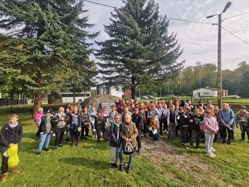 Uczniowie szkoły podstawowej numer 1 w Białobrzegach gościli w Nadleśnictwie Dobieszyn