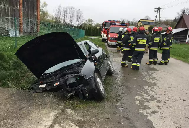 Do zdarzenia doszło około godz. 9.30 w Batyczach w pow. przemyskim. Kierujący audi A3 wjechał do rowu, a następnie uderzył w betonowy przepust. Podróżował sam. Karetka pogotowia ratunkowego zabrała go do szpitala. Mężczyzna mógł być pod wpływem alkoholu. Na miejscu wypadku pracują policjanci i strażacy z OSP.Wkrótce więcej informacji.Aktualizacja, godz. 12.02 Kierujący doznał powierzchownych urazów głowy, kręgosłupa i lewego kolana.- W szpitalu policjanci sprawdzili stan trzeźwości 23-latka. Mieszkaniec pow. przemyskiego wydmuchał blisko 2,5 promila alkoholu. Funkcjonariusze wyjaśniają dokładne okoliczności tego zdarzenia - powiedziała sierż. szt. Marta Fac z KMP w Przemyślu.