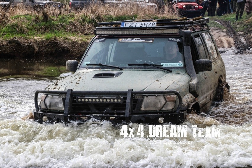 Zlot grupy 4x4 Dream Team rozpoczął się od fabryk...