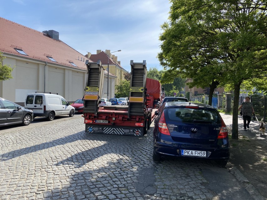 Przed jednostką na Marcelińskiej w Poznaniu trzeba...