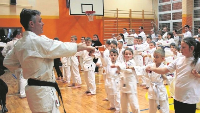 W egzaminie uczestniczyło 80 zawodników koneckiego klubu. Komisji przewodniczył sensei Mariusz Mazur z Warszawy. 