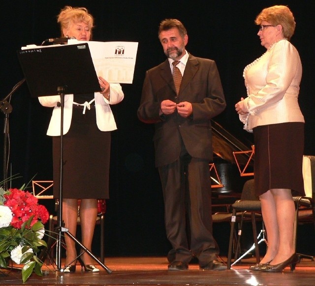 Wojewoda Bożentyna Pałka-Koruba (z prawej) otrzymała Srebrny Znaczek TMBZ z rąk liderów stowarzyszenia, Leszka Gadawskiego i Alicji Bednarskiej.