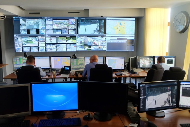 Miejskie Centrum Zarządzania Kryzysowego, gdzie na ekranach jest podgląd z kamer KISMiA.