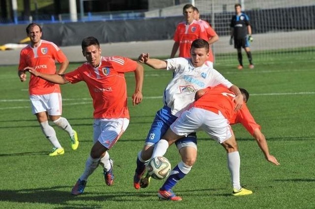 Mecz Karpat Krosno ze Stalą Rzeszów to hit inauguracyjnej kolejki piłkarskiej III ligi.