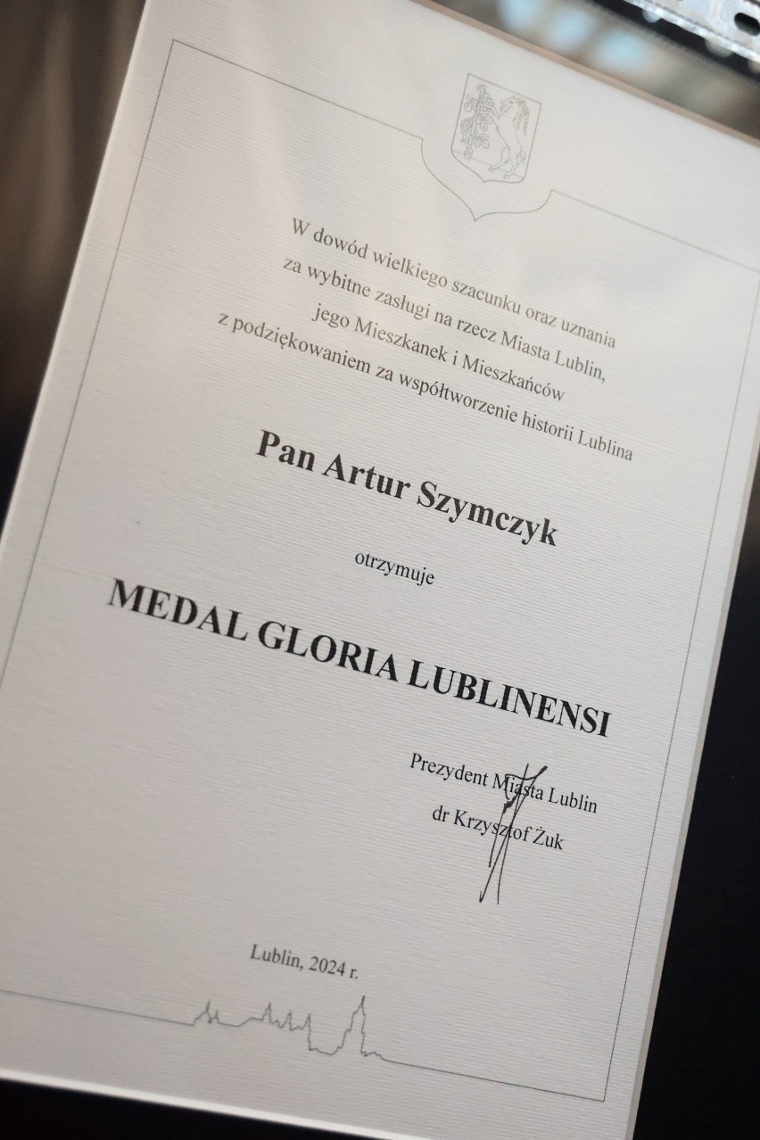 Artur Szymczyk pożegnał się z Ratuszem. Został uhonorowany Odznaką za Zasługi dla Samorządu Terytorialnego. Zobacz zdęcia