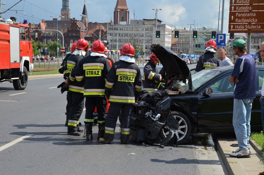 Wrocław: Wypadek na Legnickiej. Opel zablokował torowisko (ZDJĘCIA)