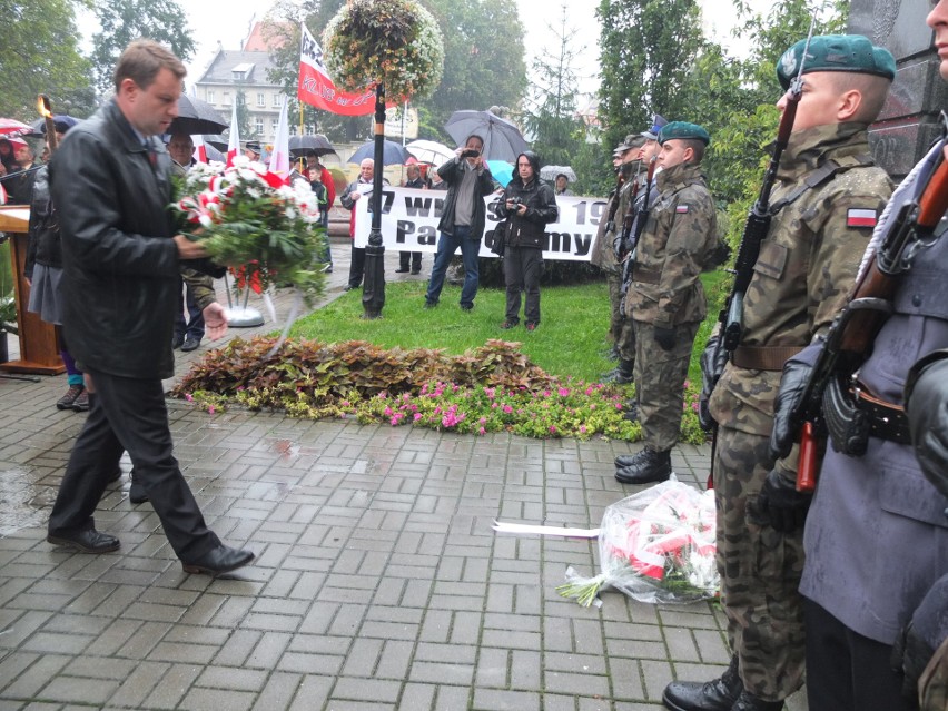 Uroczystości pod pomnikiem na Placu Wolności.