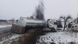 Skop: Ciężarówka do przewozu mleka wjechała do ogrodu. Kierowca był trzeźwy (zdjęcia)