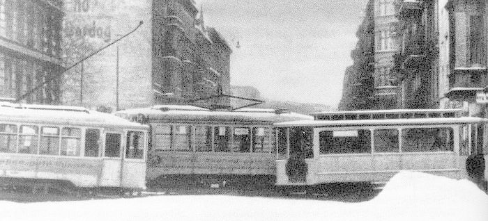 Barykada z tramwajów przy ul. Jedności Narodowej (1945)...