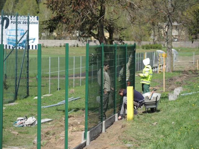 Rozpoczęła się wymiana ogrodzenia przy stadionie w Miastku. 