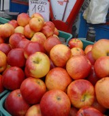 Soczyste jabłka na podkarpackich targowiskach w cenie 1,3 - 2,5 zł/kg