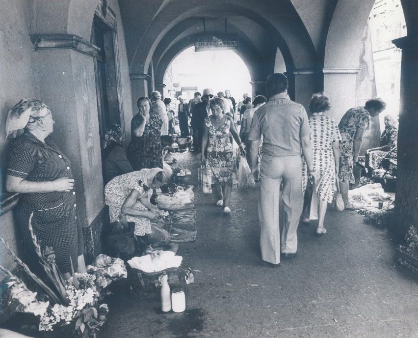 Handel na ulicy Ruskiej przy pl. Solnym, sierpień 1982