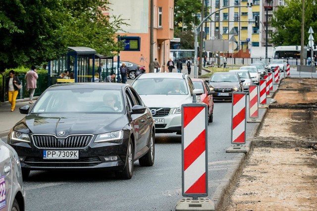 Gotowy jest odcinek południowej jezdni pomiędzy Czyżkówkiem i Osową Górą. Kierowcy będą korzystać z nowego-2-kilometrowego odcinka od soboty. Przełożenie ruchu pozwoli wykonawcy wejść na istniejąca  jezdnię północną, która zostanie rozebrana i zbudowana od podstaw. Nowa konstrukcja drogi będzie bardziej wytrzymała na powstanie uszkodzeń i kolein.Więcej o remoncie Grunwaldzkiej  >>>ZOBACZ RÓWNIEŻ: Świąteczny konwój ciężarówek odwiedzi 15 miast [TRASA]