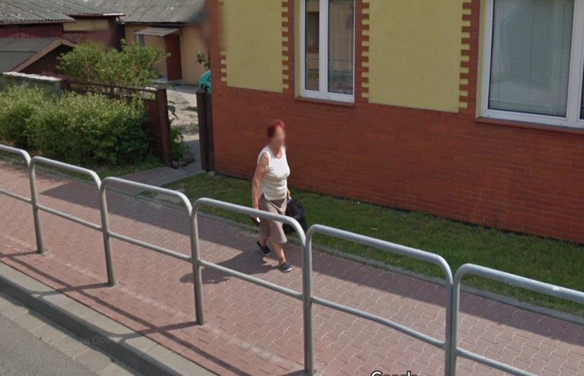 W programie Google Street View automatycznie zamazywane są...