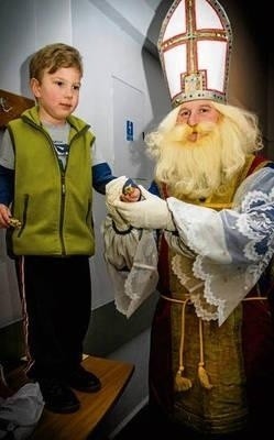 Święty Mikołaj przynaje, że też kiedyś był mały, pisał listy i rzucał na wiatr
