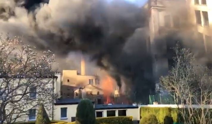 Strażacy dogaszają pożar w opuszczonej fabryce lnu w...