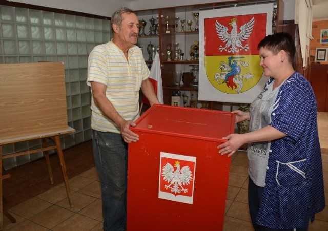 Pracownicy Szkoły Podstawowej nr 5 przy ul. Kamiennej już wczoraj rozpoczęli przygotowanie pomieszczeń do potrzeb komisji wyborczej. Ustawiają urny i miejsca do głosowania.