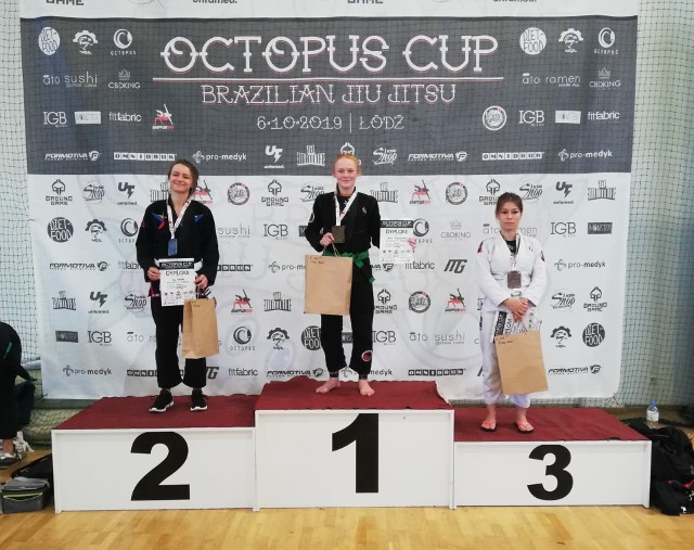 W ŁODZI ROZEGRANO OCTOPUS CUP BRAZILIAN JIU JITSU. Doskonale spisała się 3-osobowa ekipa Jiujiteiros ASW Fight Team Bydgoszcz. Szczególne słowa uznania należą się Darii Brzozowskiej, która potwierdziła, że drzemie w niej spory potencjał. 14-letnia bydgoszczanka wygrała rywalizację pań w kat. 53,5 kg (białe pasy). Przed czasem pokonała 24- i 20-latkę! Jedna z rywalek musiała skorzystać z pomocy medyków.Drugi w kat. Masters biało/niebieskie pasy, 82,3 kg był jej tata - Krzysztof Brzozowski, z kolei Jakub Drozdowski zajął 3. pozycję w kat. Adult niebieskie pasy, 70kg.ZOBACZ ZDJĘCIA Z ŁODZI >>>