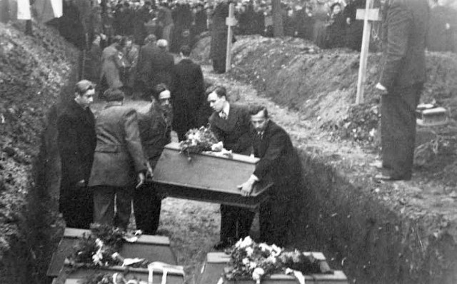 Uroczysty pogrzeb ofiar "krwawej nocy" w październiku 1945 r. na cmentarzu parafii Zwiastowania NMP w Inowrocławiu