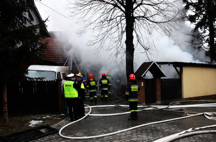 Pożar domu przy Poniatowskiego w Nowym Sączu. Siedem straży walczy z ogniem[ZDJECIA, WIDEO]