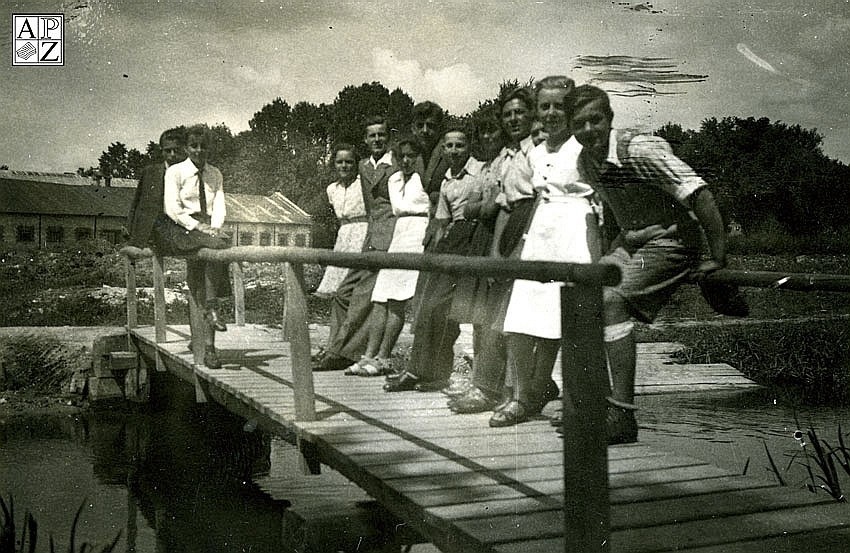 Klemensów 1941 r.ok. Most przy oborach (widoczne z tyłu). Na...