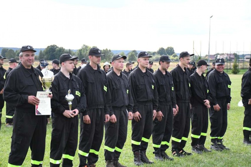 Kozłów. Uczestnicy powiatowych zawodów sportowo-pożarniczych uczcili ofiary tragedii w Żukowie