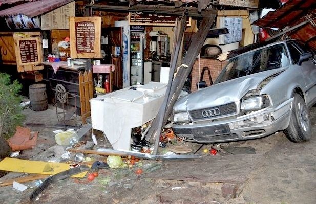 Audi wjechało w bar. Jedna osoba nie żyje, dziecko w ciężkim stanie.