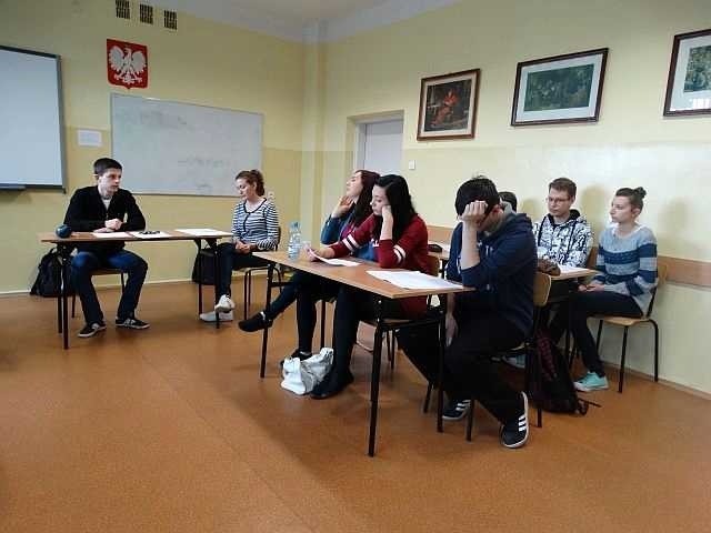 Uczniowie drugiej klasy liceum szlifują prawnicze umiejętności podczas warsztatów prowadzonych przez studentów Uniwersytetu Rzeszowskiego.
