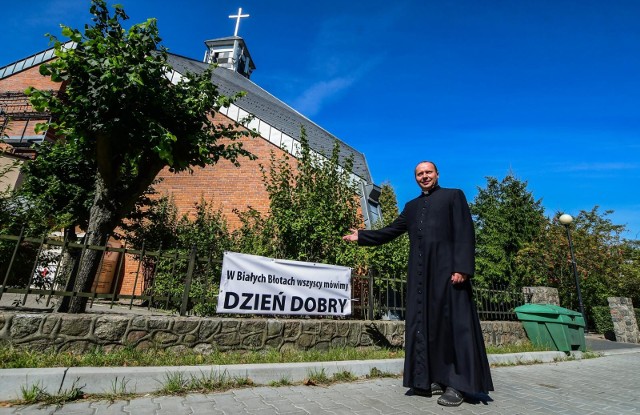 Ksiądz dr hab. Edward Wasilewski, proboszcz parafii pw. Chrystusa Dobrego Pasterza w Białych Błotach, chce dać na plebanii schronienie kilku uchodźcom z Ukrainy. Pierwsi zainteresowani już są.