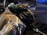 Dramatyczny wypadek w Sieroszewicach: Nastolatkowie w roztrzaskanym BMW 