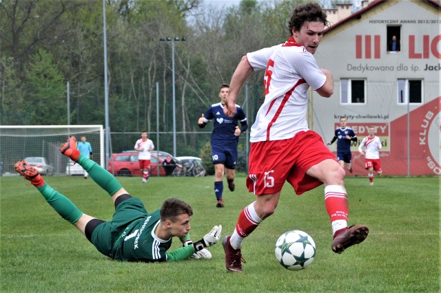 W derbach Małopolski III ligi piłkarskiej (grupa IV) Soła Oświęcim pokonała Wiślan Jaśkowice 2:1. Na zdjęciu sytuacja z 44 minuty, kiedy Mateusz Wyjadłowski (Soła, z piłką) po minięciu Krzysztofa Sendorka zagrał Danielowi Ferudze, ale jego strzał zablokował obrońca.