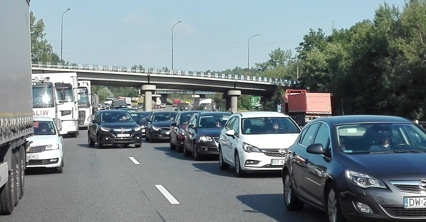 Seria wypadków na drogach we Wrocławiu i okolicy. Korki na autostradzie A4, AOW, DK94 [MAPA]