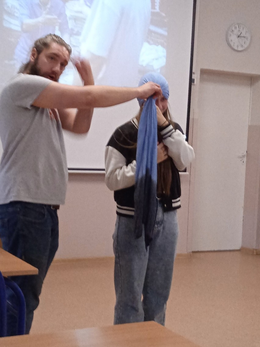 Uczniowie mieli okazję nauczyć się wiązania turbanu.