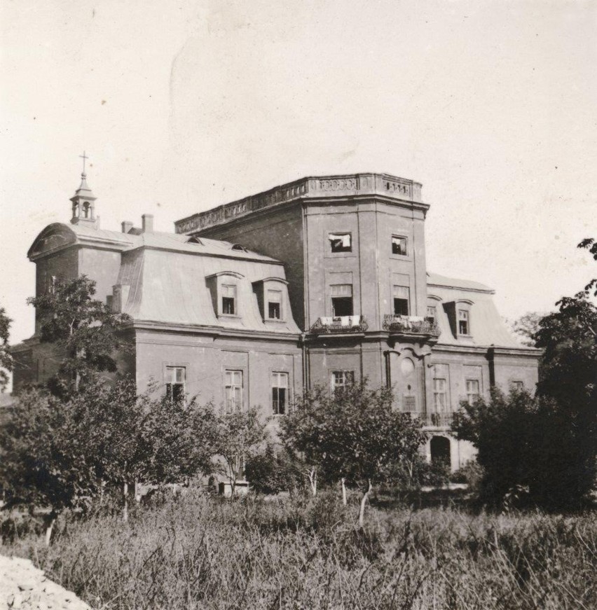 Na zdjęciu widać pałac w Łabuniach. Podczas II wojny...