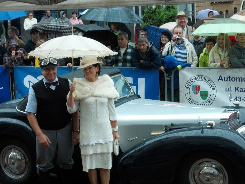 Parada zabytkowych samochodów przed ratuszem w...